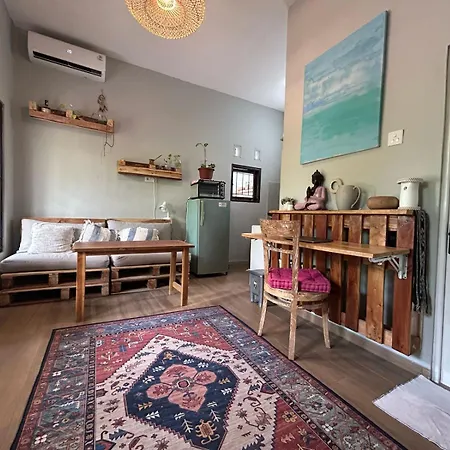 Surfside Pallet Retreat Stylish 2Br Hideaway