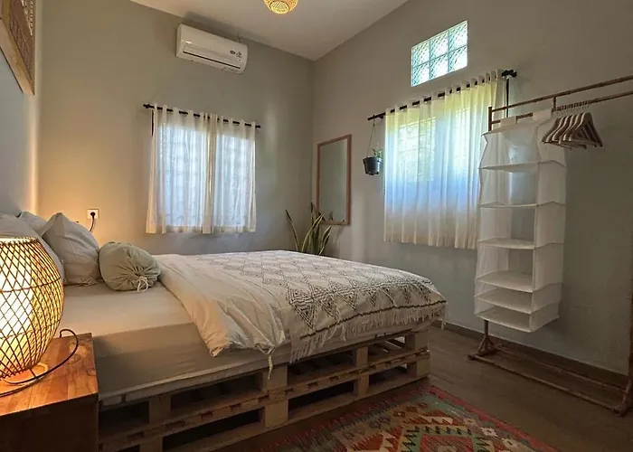 Surfside Pallet Retreat Stylish 2br Hideaway